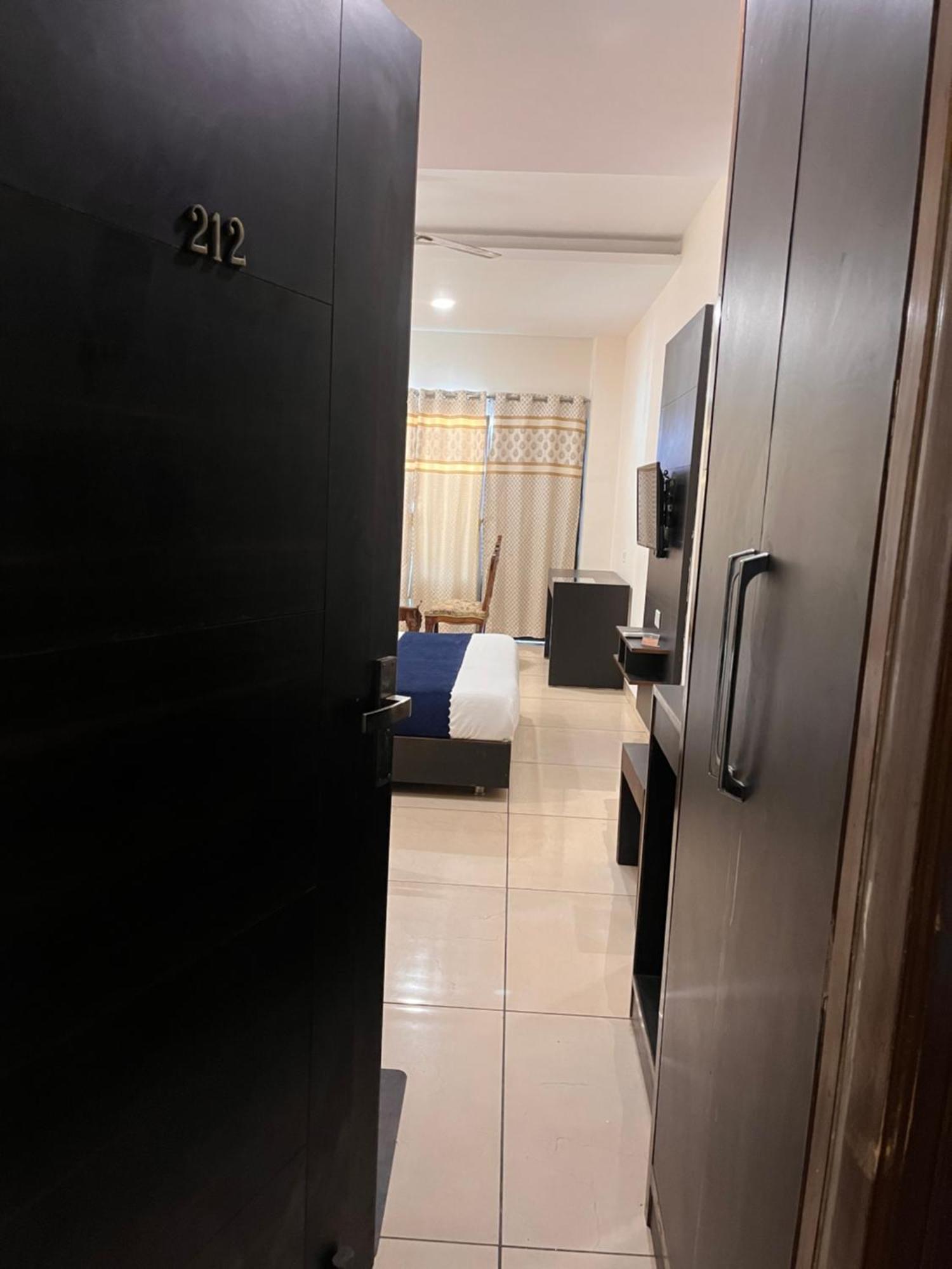 Hotel Jb Residency !! Luxurious & Royal Balcony Rooms !! Large Rooms Zirakpur Экстерьер фото