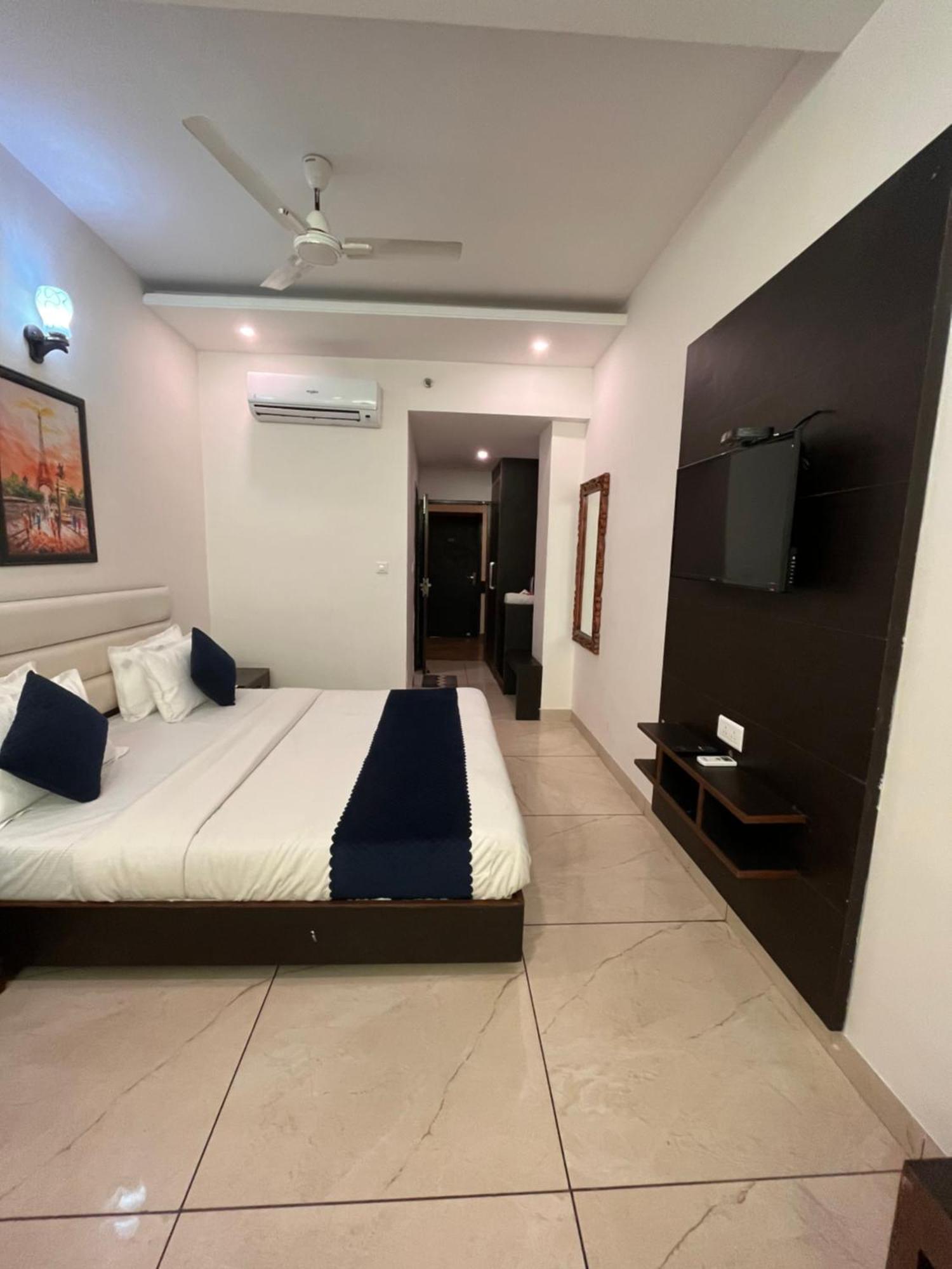 Hotel Jb Residency !! Luxurious & Royal Balcony Rooms !! Large Rooms Zirakpur Экстерьер фото
