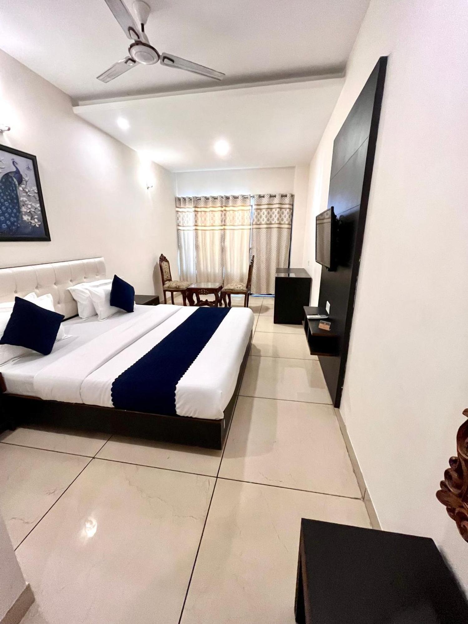 Hotel Jb Residency !! Luxurious & Royal Balcony Rooms !! Large Rooms Zirakpur Экстерьер фото