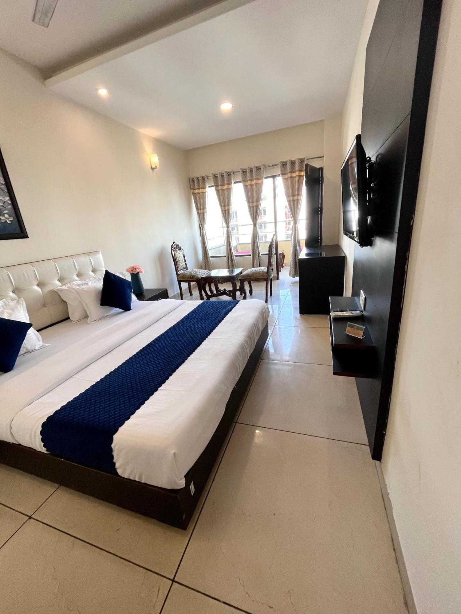 Hotel Jb Residency !! Luxurious & Royal Balcony Rooms !! Large Rooms Zirakpur Экстерьер фото
