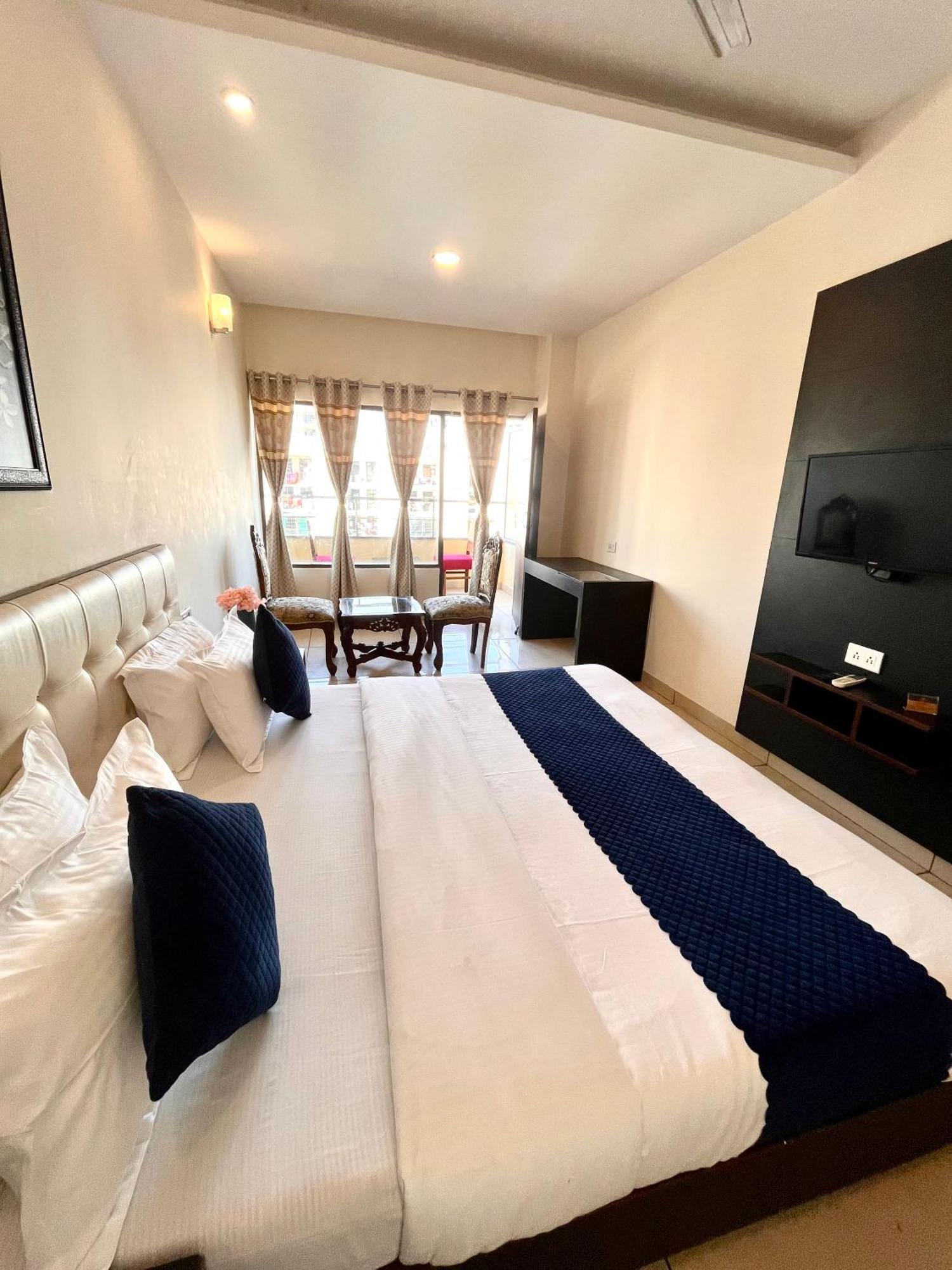 Hotel Jb Residency !! Luxurious & Royal Balcony Rooms !! Large Rooms Zirakpur Экстерьер фото