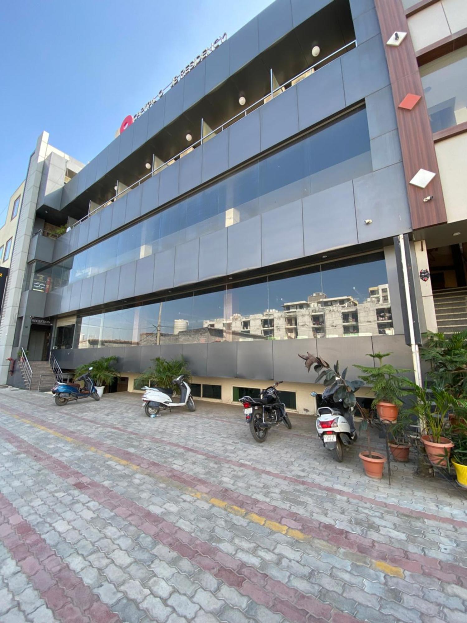 Hotel Jb Residency !! Luxurious & Royal Balcony Rooms !! Large Rooms Zirakpur Экстерьер фото