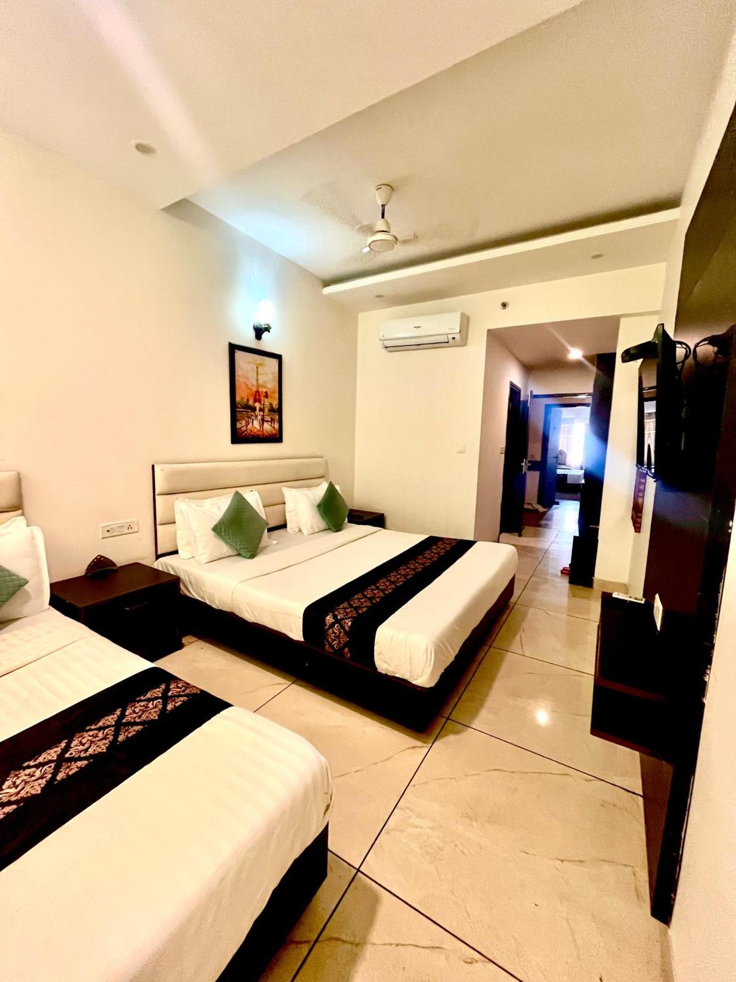 Hotel Jb Residency !! Luxurious & Royal Balcony Rooms !! Large Rooms Zirakpur Экстерьер фото