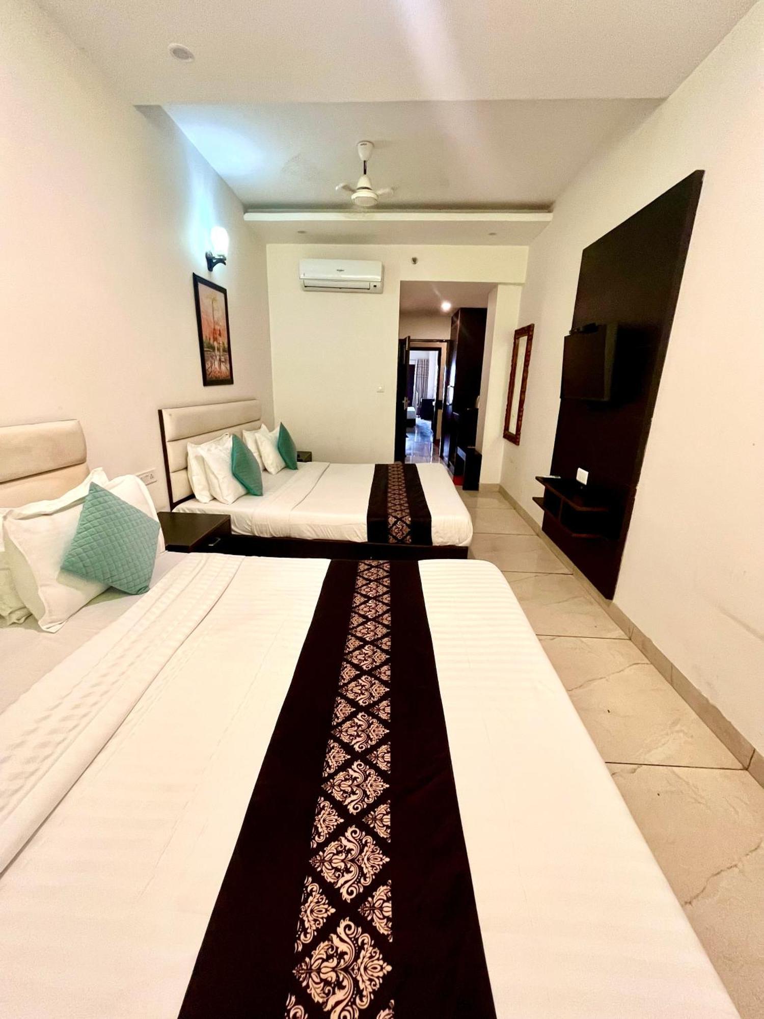 Hotel Jb Residency !! Luxurious & Royal Balcony Rooms !! Large Rooms Zirakpur Экстерьер фото